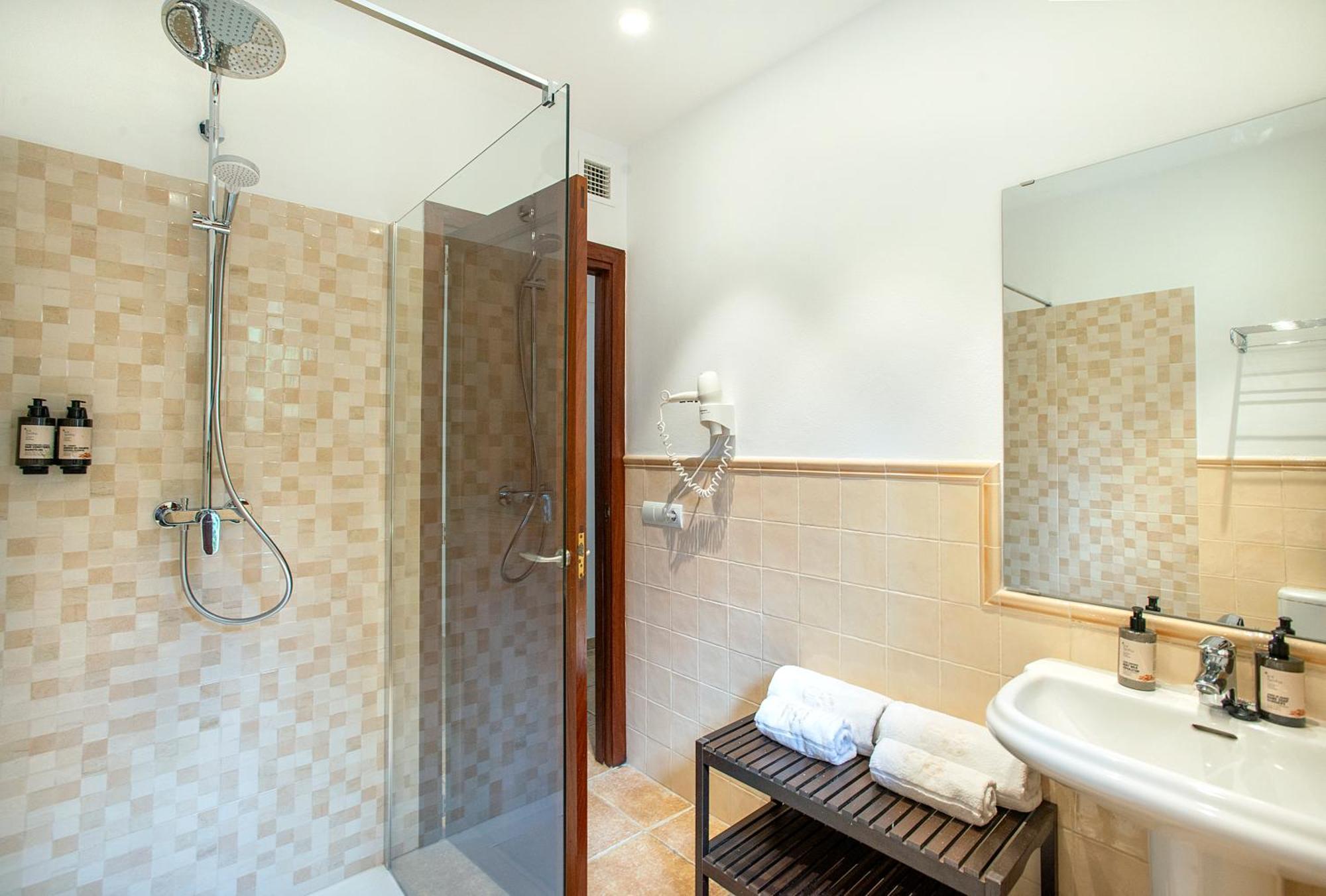 Owl Booking Villa Siquier - Luxury Retreat With Mountain Views 波连斯萨 外观 照片