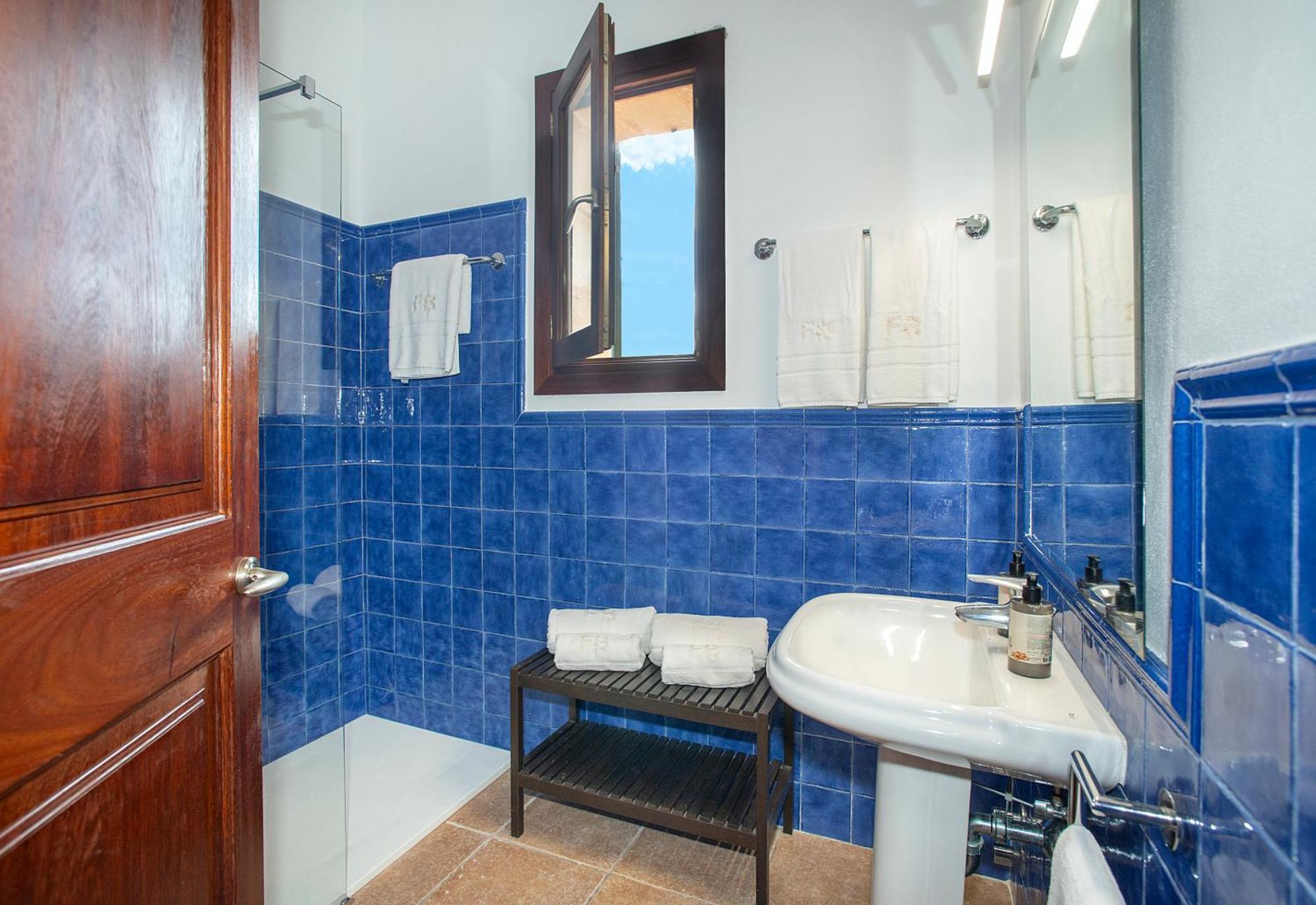 Owl Booking Villa Siquier - Luxury Retreat With Mountain Views 波连斯萨 外观 照片